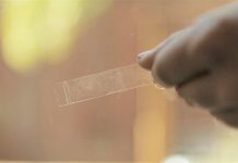 8 Cách tẩy vết keo dán trên kính dễ dàng